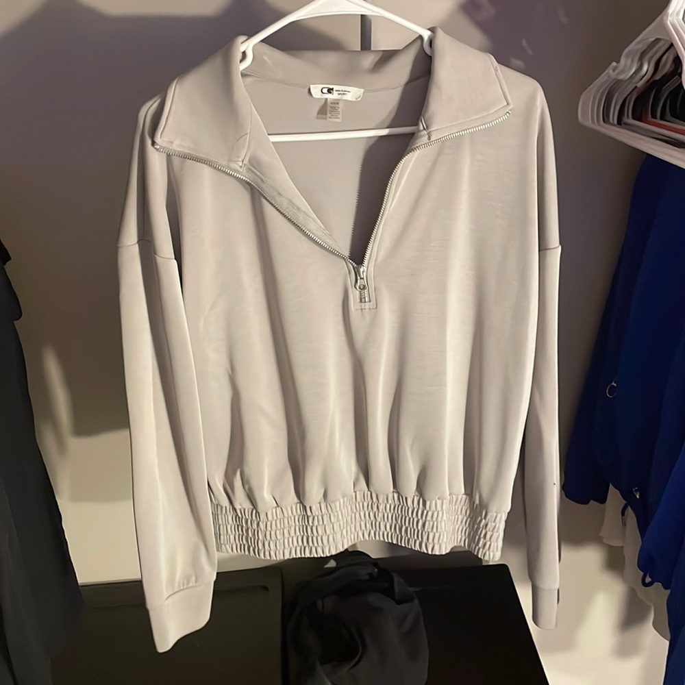 Cable & Gauge Sport grey 3/4 zip crop pull over. Size Large.